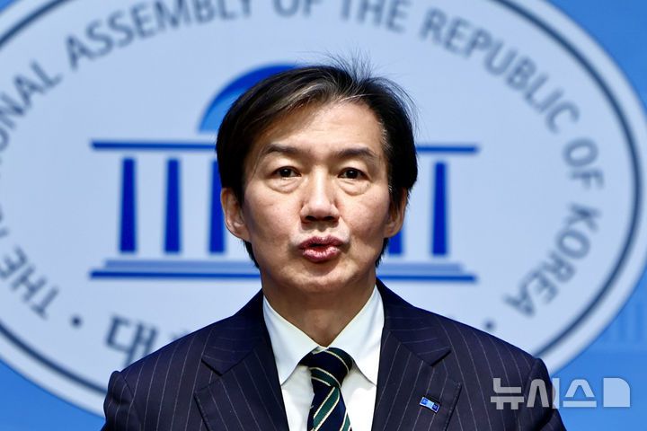 [서울=뉴시스] 김명년 기자 = 조국 조국혁신당 대표가 11일 오전 서울 여의도 국회 소통관에서 청년창업농 상환피해 국가책임 촉구 기자회견을 하고 있다. 2025.12.11. kmn@newsis.com