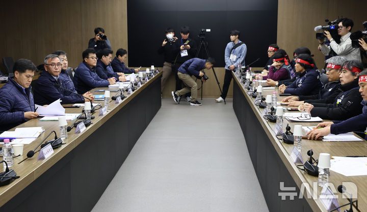 [서울=뉴시스] 이영환 기자 = 11일 오후 서울 성동구 서울교통공사 본사에서 서울교통공사노동조합(1노조) 임단협 최종교섭이 진행되고 있다. (공동취재) 2025.12.11. photo@newsis.com