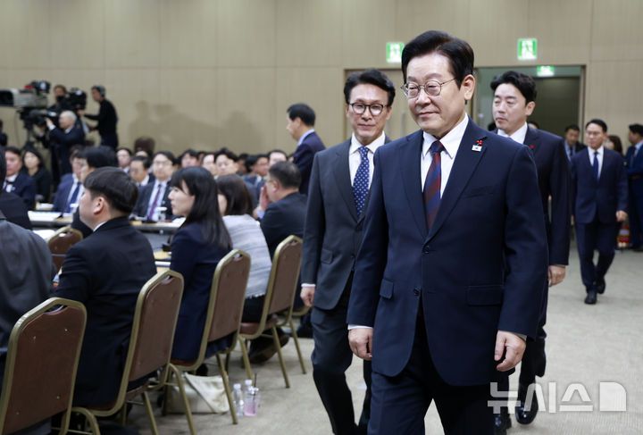 [세종=뉴시스] 최동준 기자 = 이재명 대통령이 11일 세종시 정부세종컨벤션센터에서 열린 '2026년 대도약하는 경제, 신뢰받는 데이터' 기획재정부(국세청·관세청·조달청)-국가데이터처 업무보고에 입장하고 있다. 2025.12.11. photocdj@newsis.com