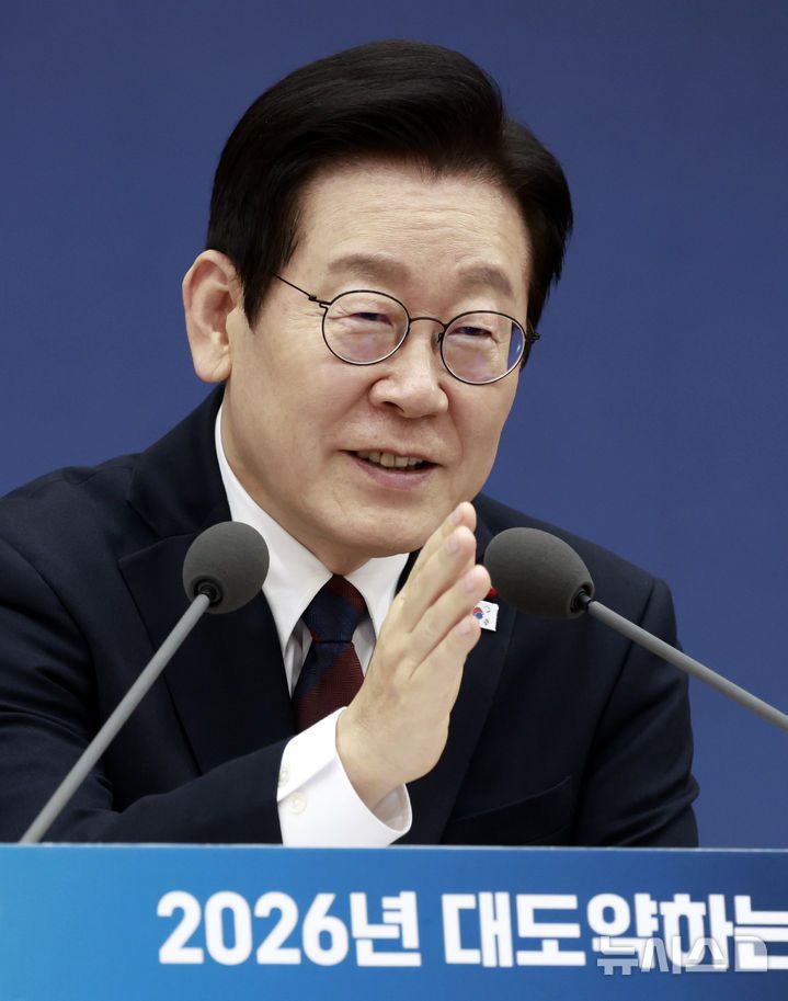 [세종=뉴시스] 최동준 기자 = 이재명 대통령이 11일 세종시 정부세종컨벤션센터에서 열린 '2026년 대도약하는 경제, 신뢰받는 데이터' 기획재정부(국세청·관세청·조달청)-국가데이터처 업무보고에서 발언하고 있다. 2025.12.11. photocdj@newsis.com