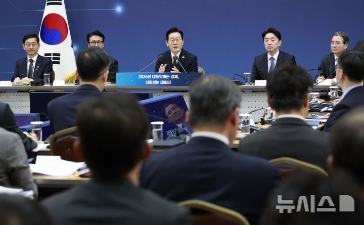 [세종=뉴시스] 최동준 기자 = 이재명 대통령이 11일 세종시 정부세종컨벤션센터에서 열린 '2026년 대도약하는 경제, 신뢰받는 데이터' 기획재정부(국세청·관세청·조달청)-국가데이터처 업무보고에서 발언하고 있다. 2025.12.11. photocdj@newsis.com