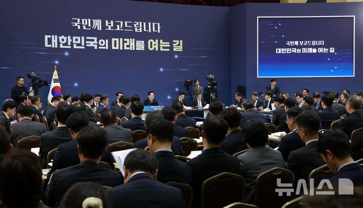 [세종=뉴시스] 최동준 기자 = 이재명 대통령이 11일 세종시 정부세종컨벤션센터에서 열린 '2026년 대도약하는 경제, 신뢰받는 데이터' 기획재정부(국세청·관세청·조달청)-국가데이터처 업무보고에서 발언하고 있다. 2025.12.11. photocdj@newsis.com