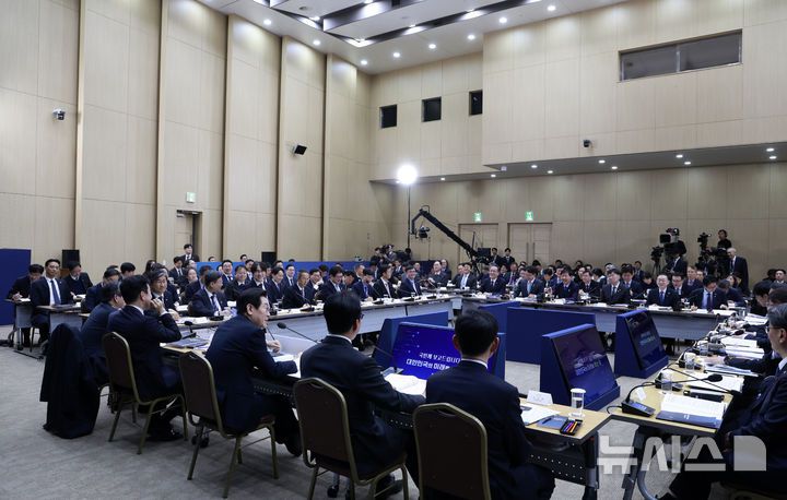 [세종=뉴시스] 최동준 기자 = 이재명 대통령이 11일 세종시 정부세종컨벤션센터에서 열린 '2026년 대도약하는 경제, 신뢰받는 데이터' 기획재정부(국세청·관세청·조달청)-국가데이터처 업무보고에서 발언하고 있다. 2025.12.11. photocdj@newsis.com