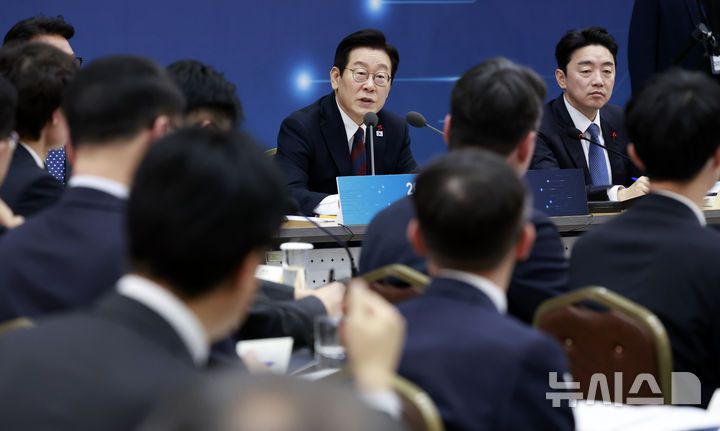 [세종=뉴시스] 최동준 기자 = 이재명 대통령이 11일 세종시 정부세종컨벤션센터에서 열린 '2026년 대도약하는 경제, 신뢰받는 데이터' 기획재정부(국세청·관세청·조달청)-국가데이터처 업무보고에서 발언하고 있다. 2025.12.11. photocdj@newsis.com