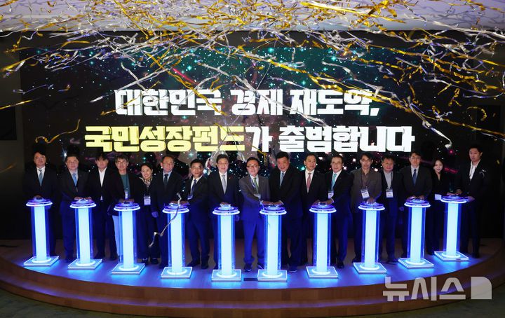 [서울=뉴시스] 배훈식 기자 = 박상진(왼쪽 일곱번째부터) 산업은행 회장, 이억원 금융위원장, 박현주 미래에셋 회장, 서정진 셀트리온 회장 등이 11일 오후 서울 영등포구 산업은행에서 열린 국민성장펀드 출범식에서 기념 세리머니를 하고 있다. 2025.12.11. dahora83@newsis.com