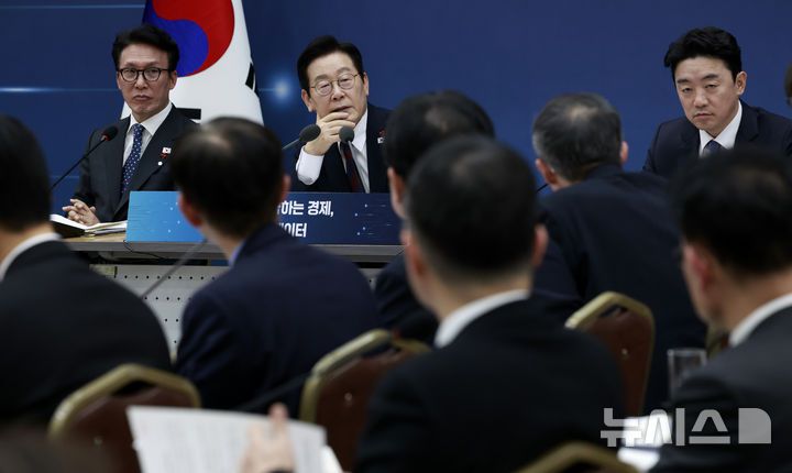 [세종=뉴시스] 최동준 기자 = 이재명 대통령이 11일 세종시 정부세종컨벤션센터에서 열린 '2026년 대도약하는 경제, 신뢰받는 데이터' 기획재정부(국세청·관세청·조달청)-국가데이터처 업무보고에서 발언하고 있다. 2025.12.11. photocdj@newsis.com