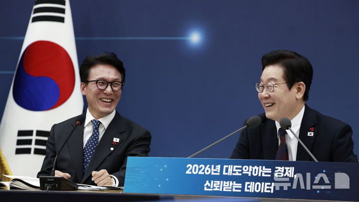 [세종=뉴시스] 최동준 기자 = 이재명 대통령이 11일 세종시 정부세종컨벤션센터에서 열린 '2026년 대도약하는 경제, 신뢰받는 데이터' 기획재정부(국세청·관세청·조달청)-국가데이터처 업무보고에서 발언하고 있다. 왼쪽은 김민석 국무총리. 2025.12.11. photocdj@newsis.com