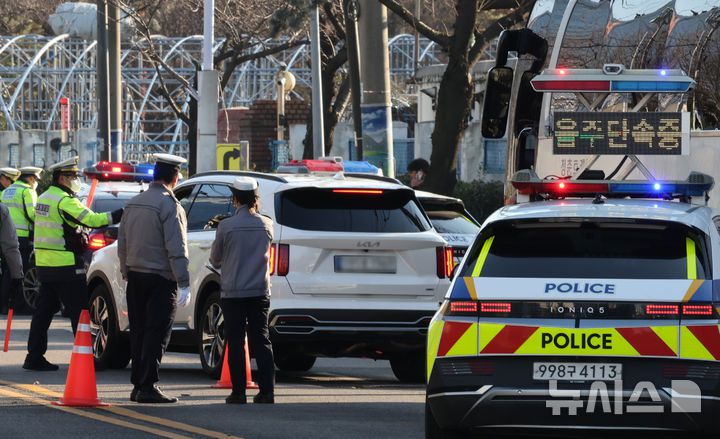 [인천=뉴시스] 전진환 기자 = 11일 오후 인천 중구 월미도 인근 도로에서 중부경찰서 교통안전계 소속 경찰이 연말연시 불시 음주운전 단속을 하고 있다.  2025.12.11. amin2@newsis.com