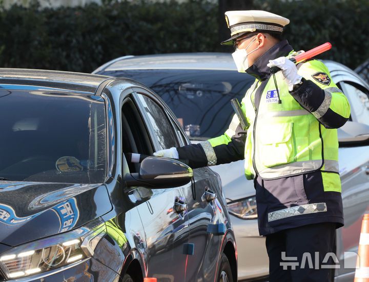 [인천=뉴시스] 전진환 기자 = 11일 오후 인천 중구 월미도 인근 도로에서 중부경찰서 교통안전계 소속 경찰이 연말연시 불시 음주운전 단속을 하고 있다.  2025.12.11. amin2@newsis.com