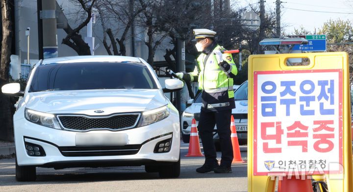 [인천=뉴시스] 전진환 기자 = 11일 오후 인천 중구 월미도 인근 도로에서 중부경찰서 교통안전계 소속 경찰이 연말연시 불시 음주운전 단속을 하고 있다.  2025.12.11. amin2@newsis.com