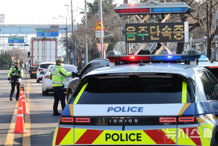 [인천=뉴시스] 전진환 기자 = 11일 오후 인천 중구 월미도 인근 도로에서 중부경찰서 교통안전계 소속 경찰이 연말연시 불시 음주운전 단속을 하고 있다.  2025.12.11. amin2@newsis.com