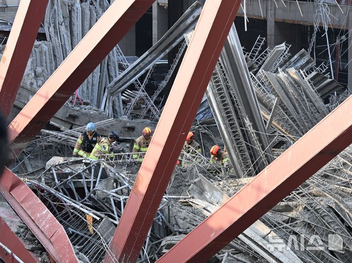 [광주=뉴시스] 이현행 기자 = 11일 오후 광주 서구 치평동 광주대표도서관 건설 현장에서 콘크리트 타설 작업 중 구조물 붕괴 사고가 나 소방 당국이 매몰된 것으로 추정되는 작업자를 구조 하고 있다. 2025.12.11. lhh@newsis.com