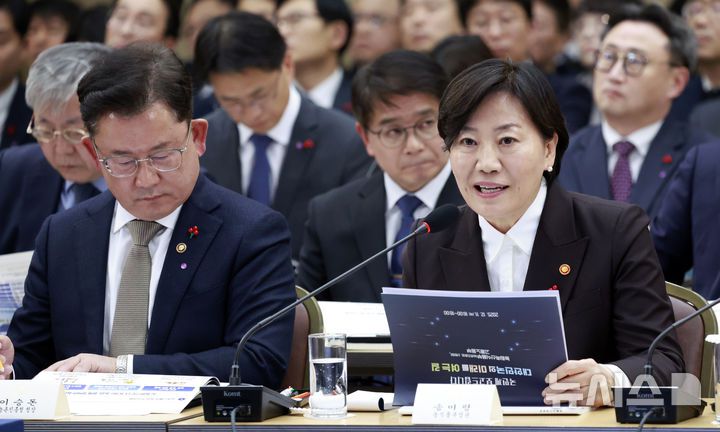 [세종=뉴시스] 최동준 기자 = 송미령 농림축산식품부 장관이 지난 11일 세종시 정부세종컨벤션센터에서 '희망찬 농업·농촌, 모두가 행복하게 일하는 나라' 농림축산식품부 업무보고를 하고 있다. 왼쪽은 이승돈 농촌진흥청장. 2025.12.11. photocdj@newsis.com