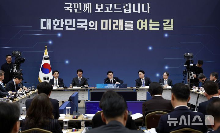 [세종=뉴시스] 최동준 기자 = 이재명 대통령이 지난 11일 세종시 정부세종컨벤션센터에서 열린 '희망찬 농업·농촌, 모두가 행복하게 일하는 나라' 농림축산식품부(농촌진흥청·산림청)-고용노동부 업무보고에서 발언하고 있다. 2025.12.11. photocdj@newsis.com