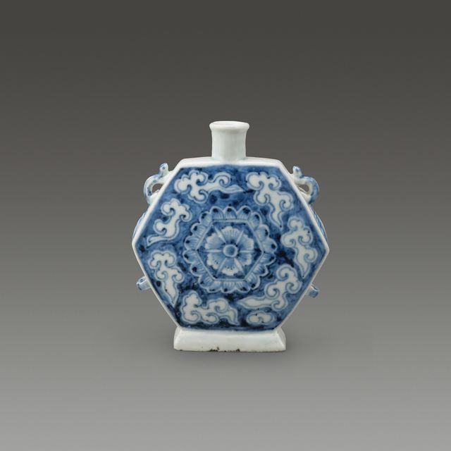 '백자청화패랭이문육각편병', 12.8×3.9×14.7(h)cm, JoSeon Period, 추정가 2억~3억원. *재판매 및 DB 금지