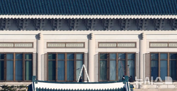 [서울=뉴시스] 추상철 기자 = 용산 대통령실의 청와대 이전을 앞둔 12일 오전 서울 종로구 청와대에서 작업자들이 건물 외부 청소를 하고 있다. 2025.12.12. scchoo@newsis.com