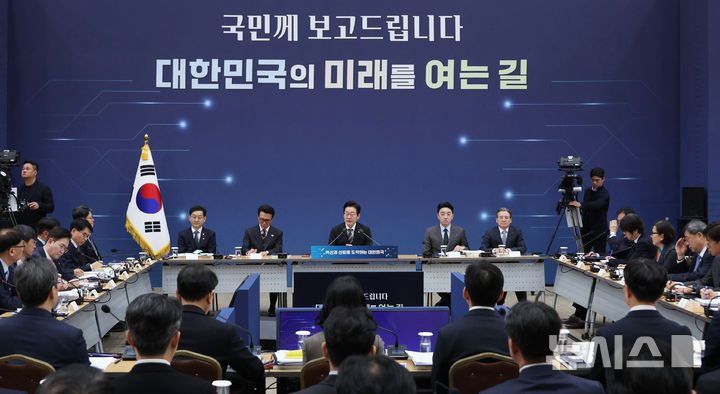 [세종=뉴시스] 최동준 기자 = 이재명 대통령이 12일 세종시 정부세종컨벤션센터에서 열린 과학기술정보통신부·개인정보보호위원회 업무보고에서 발언하고 있다. (대통령실통신사진기자단) 2025.12.12. photocdj@newsis.com