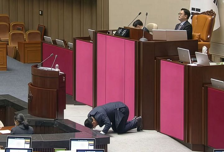 [서울=뉴시스] 송석준 국민의힘 의원이 12일 국회에서 열린 본회의에서 형사소송법 일부개정법률안에 대한 무제한토론(필리버스터)을 시작하며 "사죄의 마음을 표하겠다"며 큰절하고 있다.(사진=국회방송 캡처) 2025.12.12. photo@newsis.com *재판매 및 DB 금지