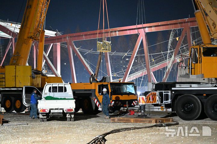 [광주=뉴시스] 이현행 기자 = 광주대표도서관 붕괴사고 이틀째인 12일 오후 광주 서구 치평동 광주대표도서관 공사현장에서 매몰자 구조 작업 재개를 위한 준비가 한창이다. 2025.12.12. lhh@newsis.com