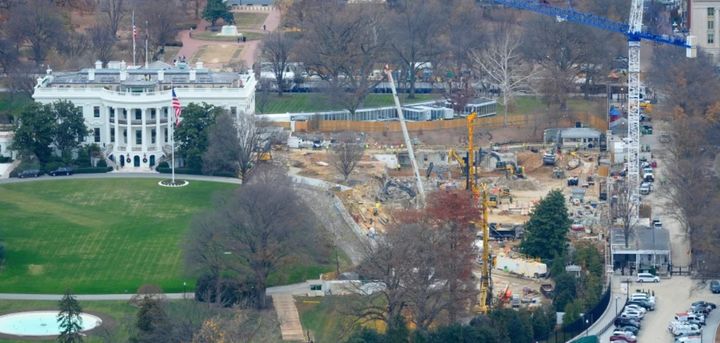 [워싱턴=AP/뉴시스] 미국 워싱턴 백악관 동측 연회장 증축 공사장이 파헤쳐져 있다.2025.12.13. *재판매 및 DB 금지