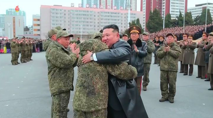 [서울=뉴시스] 북한 조선중앙TV가 13일 "해외작전지역에 출병하였던 조선인민군 공병부대 지휘관, 전투원들이 부과된 군사임무를 완수하고 승리의 개가드높이 귀국하였다"며 "제528공병련대(연대) 환영식이 12일 수도 평양의 4.25문화회관광장에서 성대히 진행되었다"고 13일 보도했다. 이날 환영식에는 김정은 국무위원장이 참석해 북한군의 공로를 치하했다.  (사진=조선중앙TV 캡처) 2025.12.13. photo@newsis.com  *재판매 및 DB 금지
