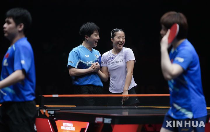 [홍콩=신화/뉴시스] 임종훈과 신유빈이 13일(현지 시간) 중국 홍콩에서 열린 2025 월드테이블테니스(WTT) 홍콩 파이널스 혼합 복식 준결승에서 린스둥-콰이만 조(중국)를 꺾은 후 활짝 웃고 있다. 임종훈-신유빈 조가 3-1(6-11 11-6 11-2 14-12) 역전승을 거두고 결승에 진출해 왕추친-쑨잉사 조(중국)와 우승을 다툰다. 2025.12.13.