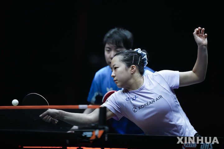 [홍콩=신화/뉴시스] 임종훈과 신유빈이 13일(현지 시간) 중국 홍콩에서 열린 2025 월드테이블테니스(WTT) 홍콩 파이널스 혼합 복식 준결승에서 린스둥-콰이만 조(중국)와 경기하고 있다. 임종훈-신유빈 조가 3-1(6-11 11-6 11-2 14-12) 역전승을 거두고 결승에 진출해 왕추친-쑨잉사 조(중국)와 우승을 다툰다. 2025.12.13.