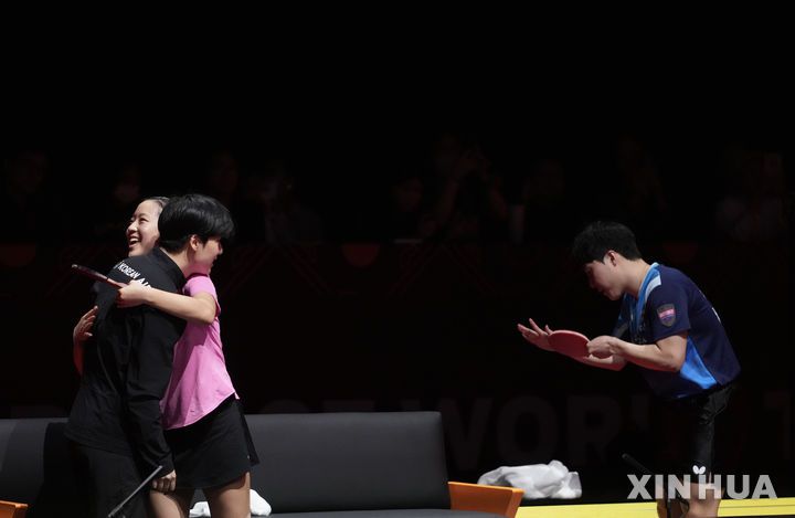 [홍콩=신화/뉴시스] 임종훈과 신유빈이 13일(현지 시간) 중국 홍콩에서 열린 2025 월드테이블테니스(WTT) 홍콩 파이널스 혼합 복식 결승에서 왕추친-쑨잉사 조(중국)와 결승전후 자축하고 있다. 임종훈-신유빈 조가 3-0(11-9 11-8 11-6)으로 완승하고 한국 선수로는 처음으로 우승을 차지했다. 2025.12.14.