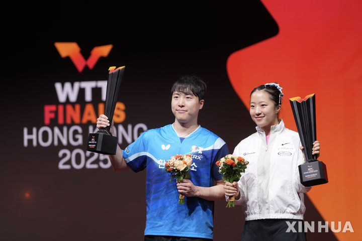 [홍콩=신화/뉴시스] 임종훈과 신유빈이 13일(현지 시간) 중국 홍콩에서 열린 2025 월드테이블테니스(WTT) 홍콩 파이널스 혼합 복식 정상에 올라 트로피를 들고 포즈를 취하고 있다. 임종훈-신유빈 조는 결승에서 왕추친-쑨잉사 조(중국)를 3-0(11-9 11-8 11-6)으로 완파하고 한국 선수로는 처음으로 우승을 차지했다. 2025.12.14.