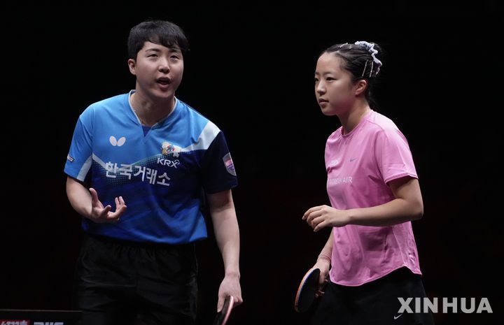 [홍콩=신화/뉴시스] 임종훈과 신유빈이 13일(현지 시간) 중국 홍콩에서 열린 2025 월드테이블테니스(WTT) 홍콩 파이널스 혼합 복식 결승에서 왕추친-쑨잉사 조(중국)와 경기하고 있다. 임종훈-신유빈 조가 3-0(11-9 11-8 11-6)으로 완승하고 한국 선수로는 처음으로 우승을 차지했다. 2025.12.14.