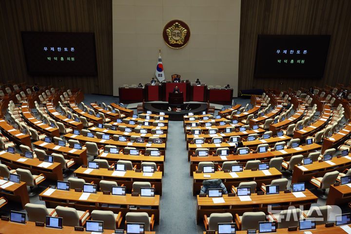 [서울=뉴시스] 고승민 기자 = 박덕흠 국민의힘 의원이 14일 서울 여의도 국회에서 열린 본회의에서 경찰관 직무집행법 일부개정안에 대한 무제한토론을 하고 있다. 2025.12.14. kkssmm99@newsis.com