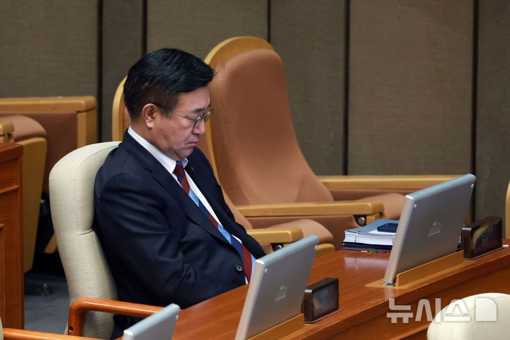 [서울=뉴시스] 고승민 기자 = 윤호중 행정안전부 장관이 14일 서울 여의도 국회에서 열린 본회의에서 박덕흠 국민의힘 의원의 경찰관 직무집행법 일부개정안에 대한 무제한토론을 듣고 있다. 2025.12.14. kkssmm99@newsis.com