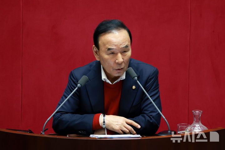 [서울=뉴시스] 고승민 기자 = 박덕흠 국민의힘 의원이 14일 서울 여의도 국회에서 열린 본회의에서 경찰관 직무집행법 일부개정안에 대한 무제한토론을 하고 있다. 2025.12.14. kkssmm99@newsis.com