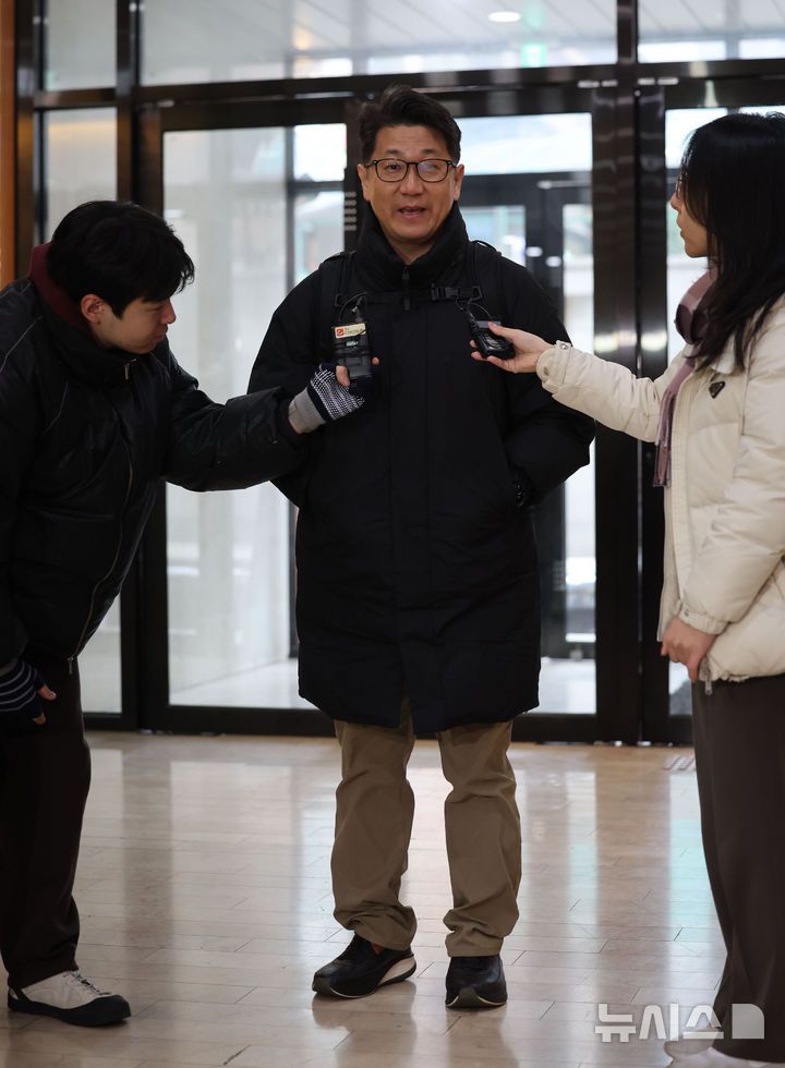 [서울=뉴시스] 권창회 기자 = 쿠팡 일용직 노동자 퇴직금 미지급 사건 수사 과정에서 상관의 외압이 있었다고 폭로한 문지석 검사가 14일 서울 서초구 관봉권 띠지 폐기 의혹 및 쿠팡 퇴직금 불기소 외압 의혹 진상규명을 위한 특검 사무실로 출석하고 있다. 2025.12.14. kch0523@newsis.com