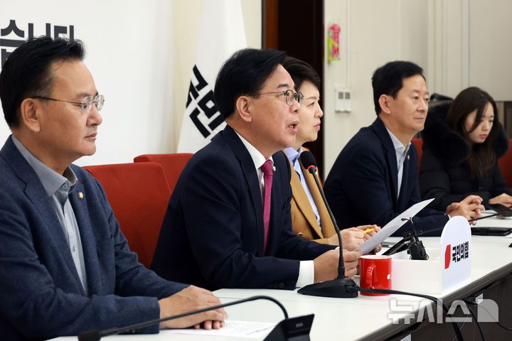 [서울=뉴시스] 고승민 기자 = 송언석 국민의힘 원내대표가 14일 서울 여의도 국회에서 현안 기자간담회를 하고 있다. 2025.12.14. kkssmm99@newsis.com