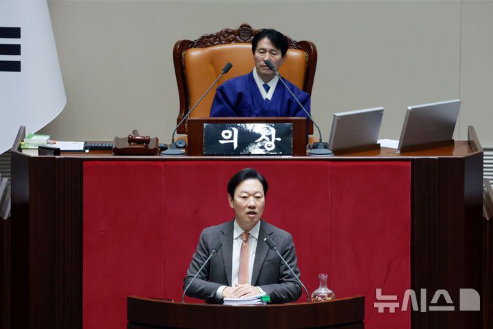 [서울=뉴시스] 고승민 기자 = 박수민 국민의힘 의원이 14일 서울 여의도 국회에서 열린 본회의에서 경찰관 직무직행법 일부개정법률안에 대한 무제한 토론을 하고 있다. 2025.12.14. kkssmm99@newsis.com