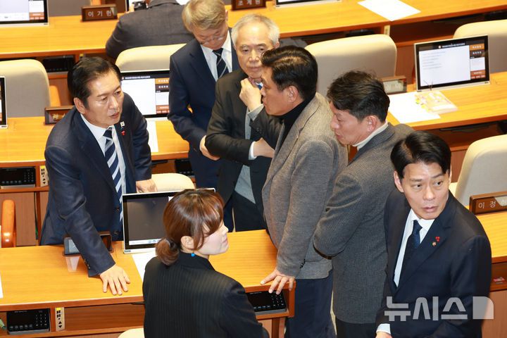 [서울=뉴시스] 고승민 기자 = 정청래 더불어민주당 대표가 14일 서울 여의도 국회에서 열린 본회의에서 조승래 등 의원들과 대화하고 있다. 2025.12.14. kkssmm99@newsis.com