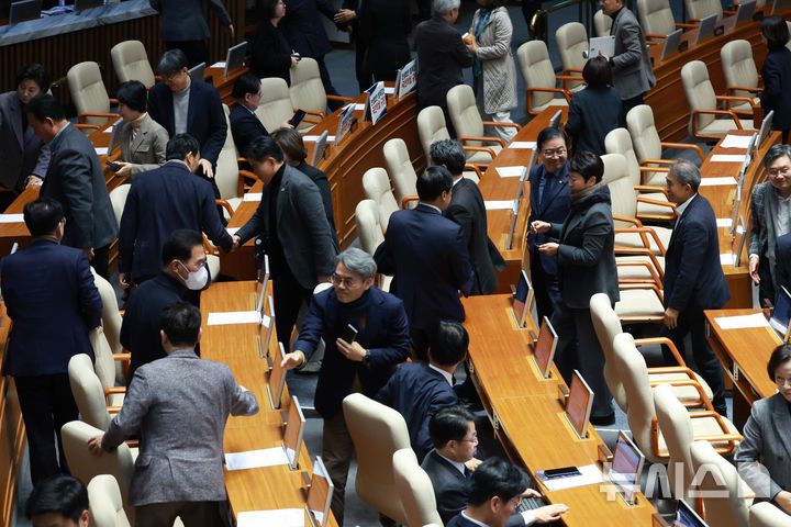 [서울=뉴시스] 고승민 기자 = 더불어민주당 의원들이 14일 서울 여의도 국회에서 열린 본회의에서 산회 후 인사하며 회의장을 나서고 있다. 2025.12.14. kkssmm99@newsis.com