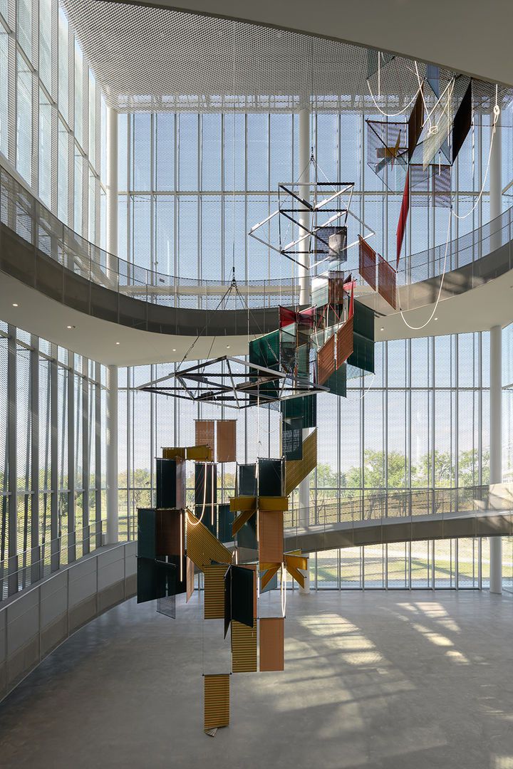 〈유동 봉헌 ? 삼합 나무 그늘Liquid Votive ? Tree Shade Triad〉2025 Aluminum venetian blinds, powder-coated aluminum hanging structure,steel wire rope, LED tubes, laser lighting, SMPS, wireless module, cable 2,362 x 1,086 x 1,086 cm사진: ANPIS FOTO Courtesy of the artist 이미지 제공: 국제갤러리 *재판매 및 DB 금지