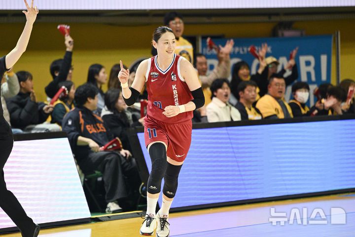 [서울=뉴시스] 여자프로농구 청주 KB국민은행의 강이슬. (사진=WKBL 제공)