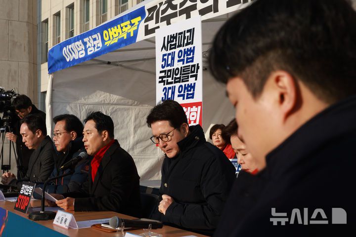 [서울=뉴시스] 고승민 기자 = 장동혁 국민의힘 대표가 15일 서울 여의도 국회 본관에 마련된 천막에서 열린 최고위원회의에서 발언하고 있다. 2025.12.15. kkssmm99@newsis.com