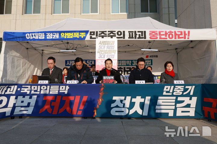 [서울=뉴시스] 고승민 기자 = 장동혁 국민의힘 대표가 15일 서울 여의도 국회 본관에 마련된 천막에서 열린 최고위원회의에서 발언하고 있다. 2025.12.15. kkssmm99@newsis.com