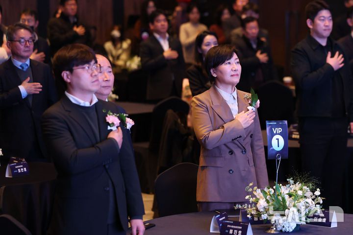 [서울=뉴시스] 권창회 기자 = 사진은 송미령 농림축산식품부 장관이 지난 15일 오전 서울 서초구 양재 aT센터에서 열린 2025 농산물유통 혁신대전에서 국민의례를 하고 있는 모습. 2025.12.15. kch0523@newsis.com