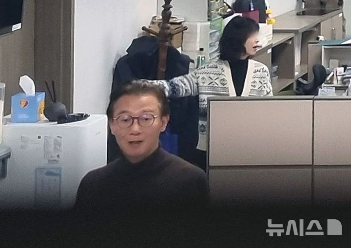 [서울=뉴시스] 김금보 기자 = 통일교 금품 수수 의혹을 받는 전재수 전 해양수산부 장관이 15일 서울 여의도 국회 의원회관 내 자신의 사무실에서 경찰의 압수수색을 지켜보고 있다. 2025.12.15. kgb@newsis.com