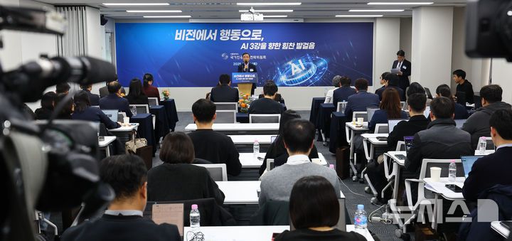 [서울=뉴시스] 박주성 기자 = 임문영 국가인공지능전력위원회 부위원장이 15일 오후 서울 중구 서울스퀘어에서 열린 대통령 직속 국가인공지능전략위원회 출범 100일 기자간담회에서 브리핑을 하고 있다. 2025.12.15. park7691@newsis.com