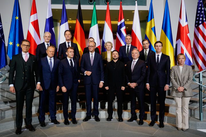 [베를린=AP/뉴시스] 15일 우크라의 젤렌스키 대통령 그리고 위트코프 및 쿠슈너 미국 대표가 독일 베를린에서 유럽 주요국 정상 및 NATO,, EU 대표들과 만난 뒤 사진을 찍고 있다. 2025.12.16.