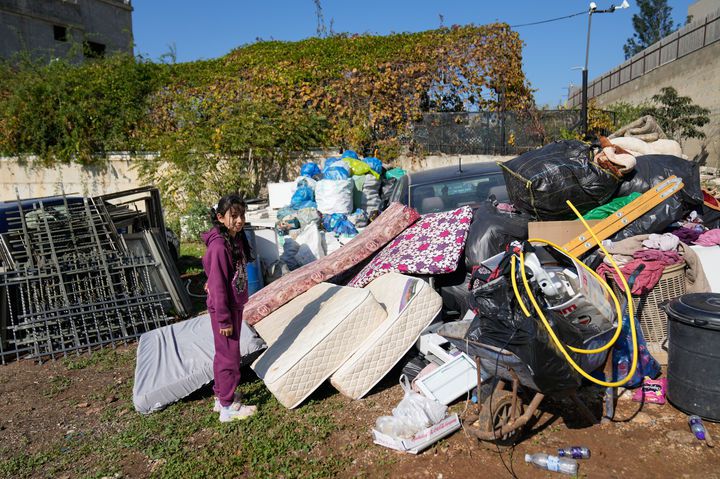 [데이르카디스=AP/뉴시스] 지난 16일(현지 시간) 요르단강 서안지구 데이르카디스에서 한 팔레스타인 소녀가 이스라엘군이 철거한 2층 건물에서 꺼내 놓은 가구를 지키고 서 있다. 2025.12.27.