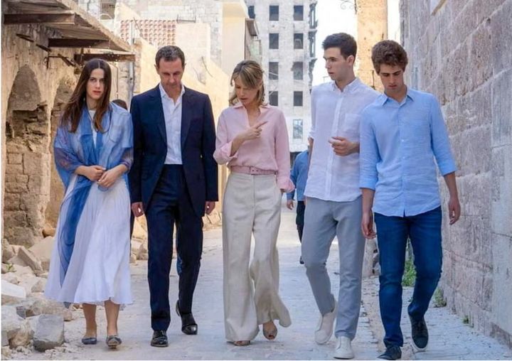 [서울=뉴시스] 바샤르 알 아사드의 가족.  2022년 시리아 알레포에서 촬영된 것으로 왼쪽부터 딸 제인, 아사드, 부인 아스마, 아들 하페즈와 카림 (출처: 전 시리아 대통령궁 페이스북) 2025.12.16.    *재판매 및 DB 금지