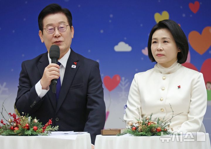 [서울=뉴시스] 최동준 기자 = 이재명 대통령이 16일 용산 대통령실에서 열린 기부나눔 초청행사에서 발언하고 있다. 오른쪽은 김혜경 여사. (대통령실통신사진기자단) 2025.12.16. photocdj@newsis.com