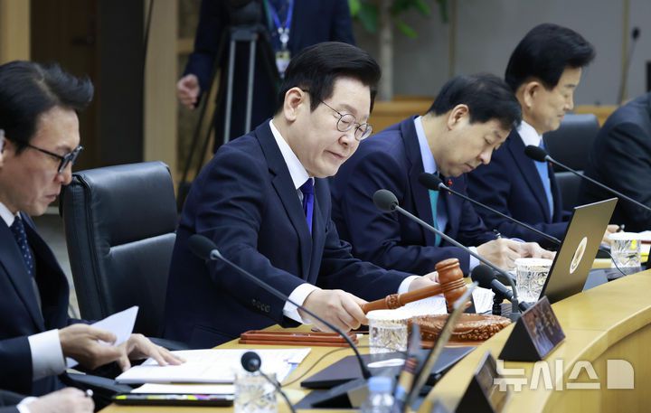 [세종=뉴시스] 최동준 기자 = 이재명 대통령이 16일 세종시 정부세종청사에서 열린 국무회의에서 의사봉을 두드리며 개회 선언을 하고 있다. 2025.12.16. photocdj@newsis.com